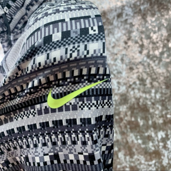 Nike Dri Fit 1/2 Zip Top - Picture 8 of 9